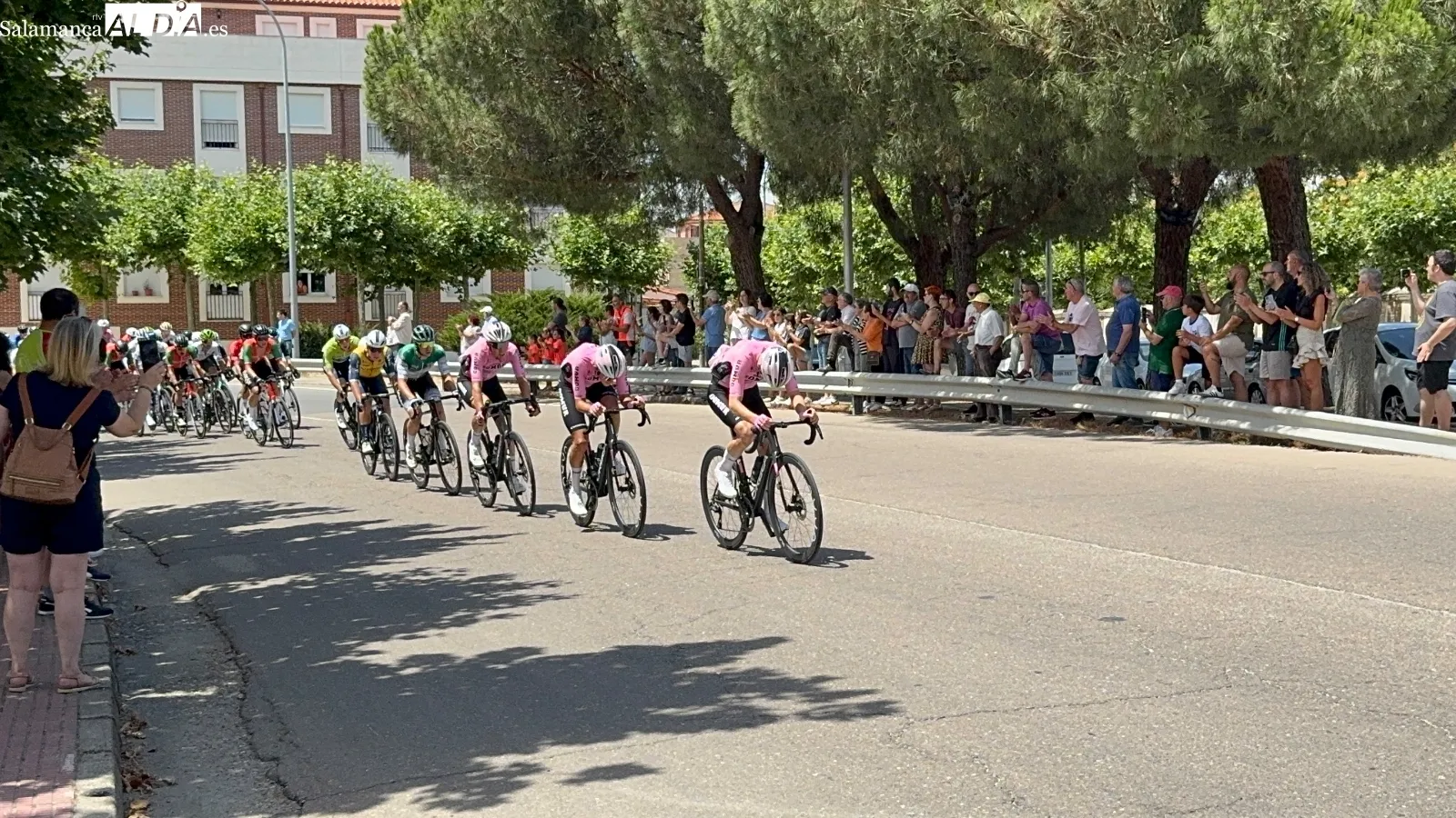 Foto 5 - La III Vuelta Ciclista a Castilla y Le&oacute;n vive una r&aacute;pida meta volante con gran expectaci&oacute;n vecinal