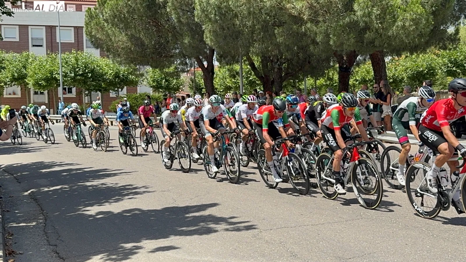Foto 6 - La III Vuelta Ciclista a Castilla y Le&oacute;n vive una r&aacute;pida meta volante con gran expectaci&oacute;n vecinal