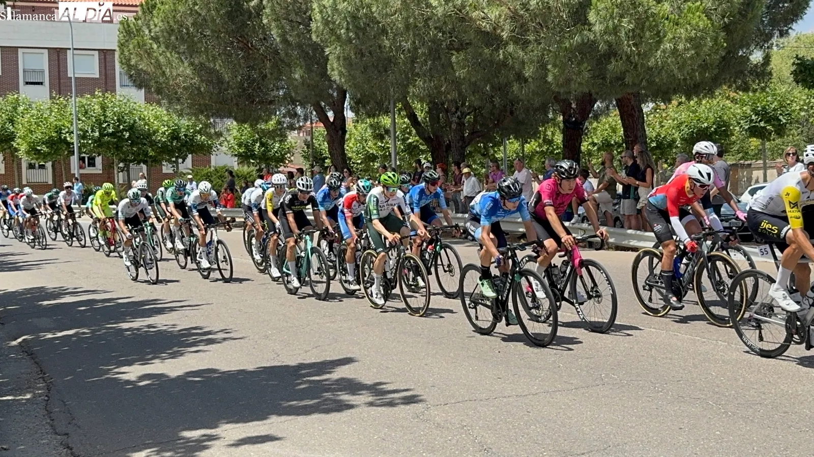 Foto 8 - La III Vuelta Ciclista a Castilla y Le&oacute;n vive una r&aacute;pida meta volante con gran expectaci&oacute;n vecinal