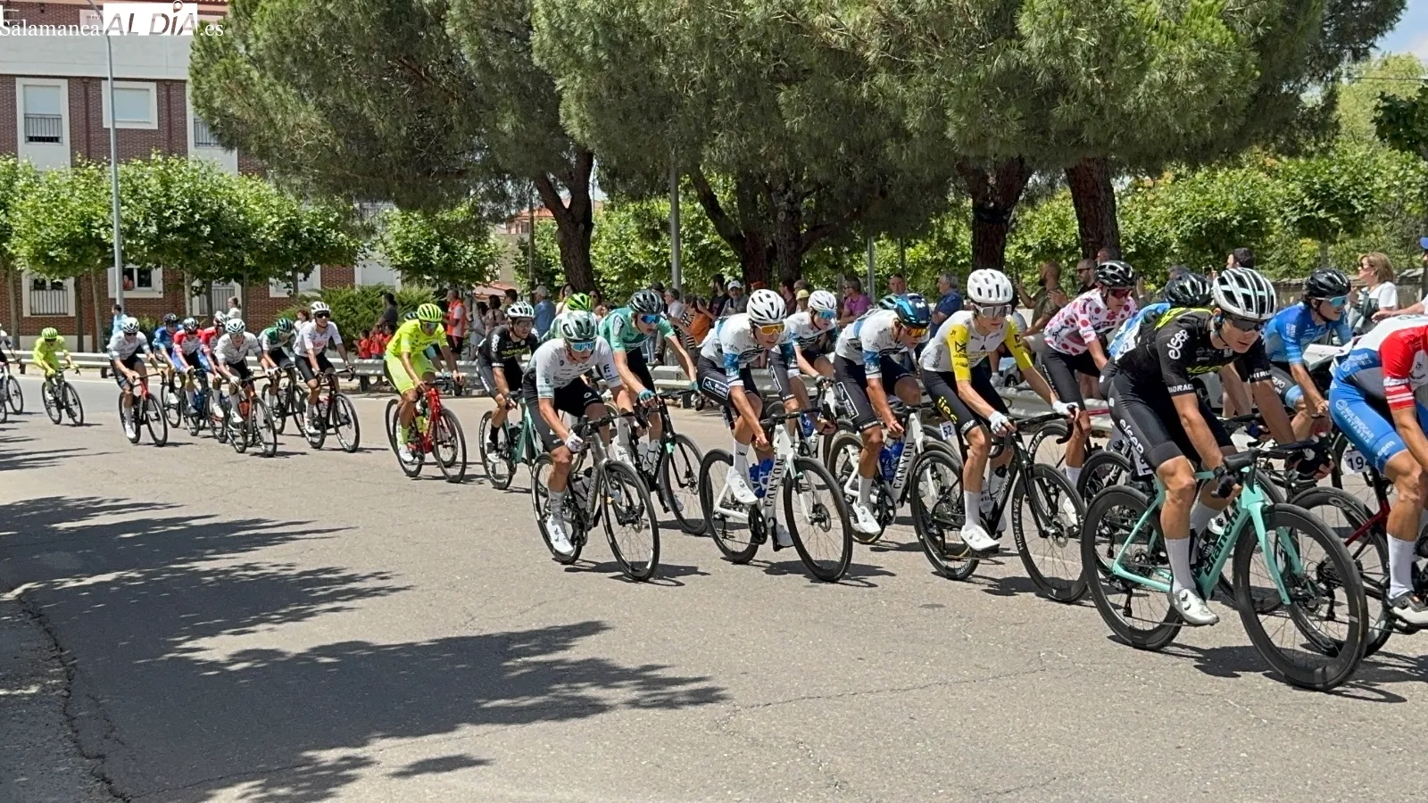 Foto 7 - La III Vuelta Ciclista a Castilla y Le&oacute;n vive una r&aacute;pida meta volante con gran expectaci&oacute;n vecinal