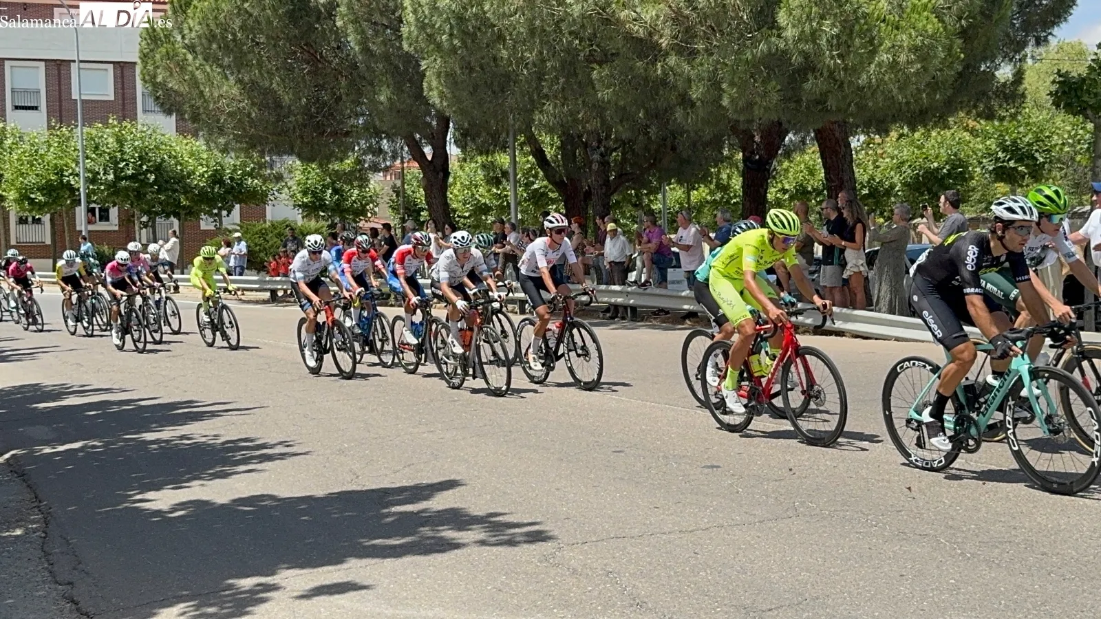 Foto 9 - La III Vuelta Ciclista a Castilla y Le&oacute;n vive una r&aacute;pida meta volante con gran expectaci&oacute;n vecinal