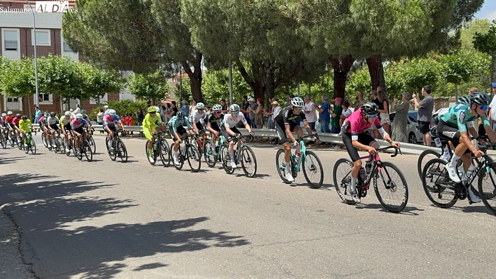 Foto 10 - La III Vuelta Ciclista a Castilla y Le&oacute;n vive una r&aacute;pida meta volante con gran expectaci&oacute;n vecinal