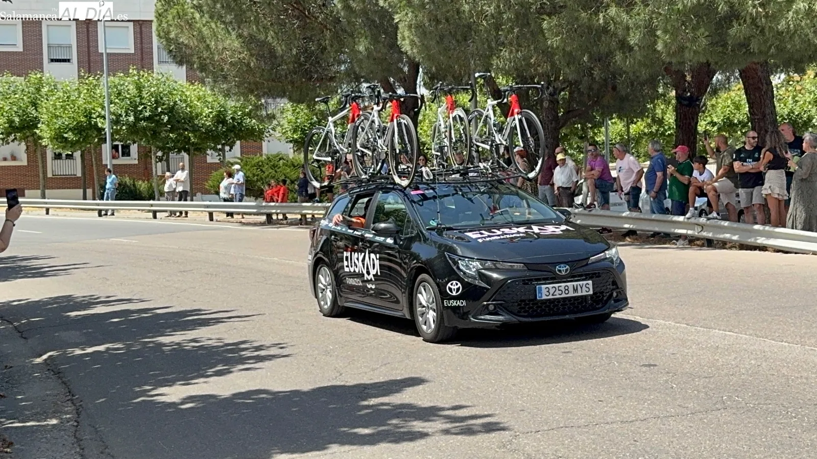 Foto 11 - La III Vuelta Ciclista a Castilla y Le&oacute;n vive una r&aacute;pida meta volante con gran expectaci&oacute;n vecinal