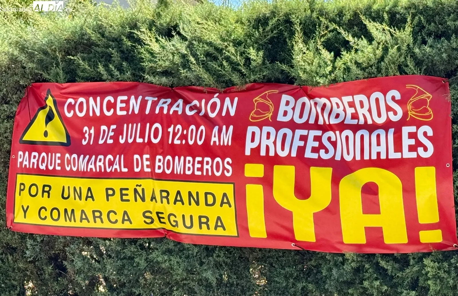 Foto 2 - Una pancarta llama a la movilizaci&oacute;n masiva vecinal para exigir la llegada de bomberos profesionales a Pe&ntilde;aranda