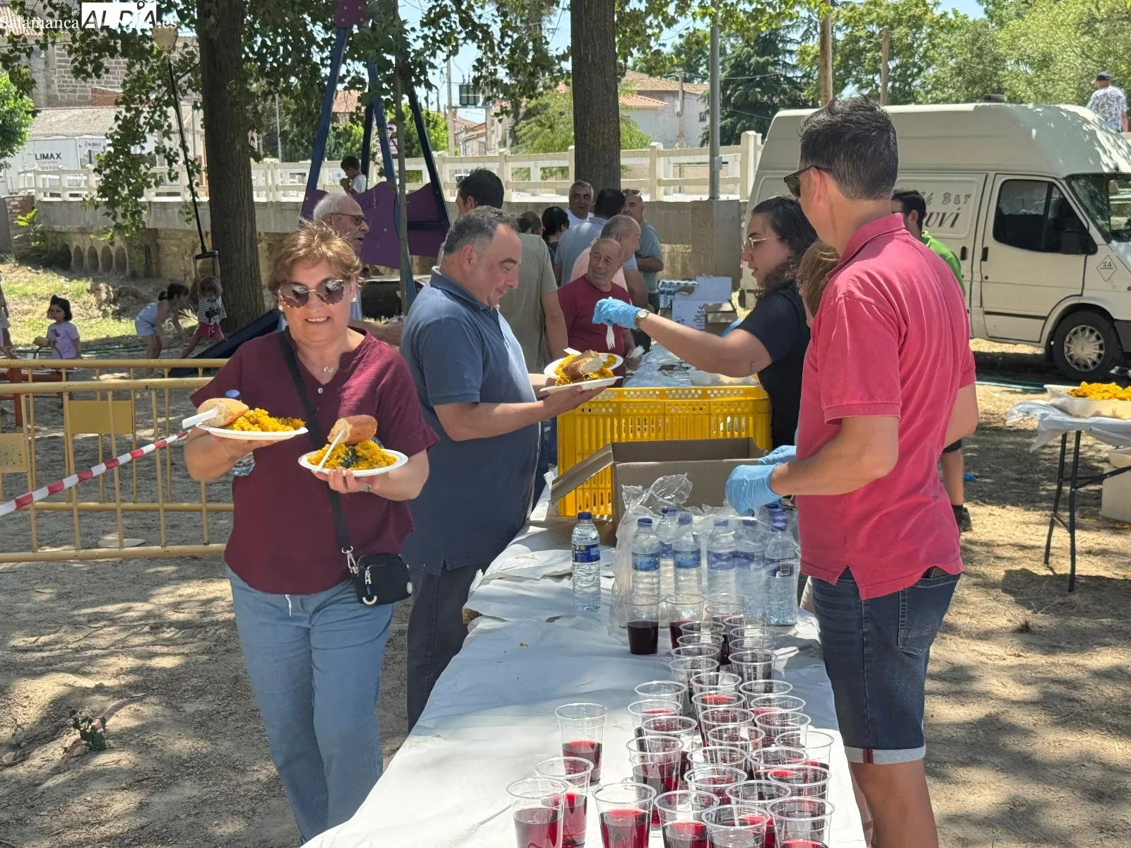 Foto 10 - Paella solidaria para cerca de 700 personas despide las fiestas patronales en Santiago de la Puebla