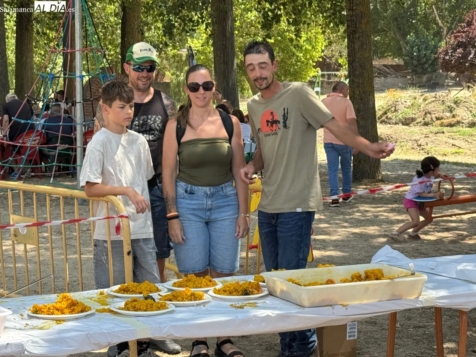 Foto 8 - Paella solidaria para cerca de 700 personas despide las fiestas patronales en Santiago de la Puebla