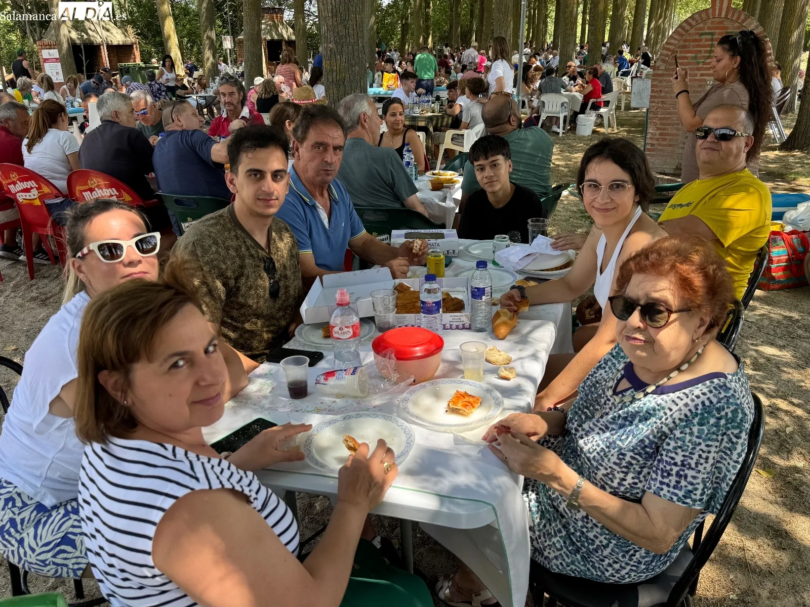 Foto 6 - Paella solidaria para cerca de 700 personas despide las fiestas patronales en Santiago de la Puebla