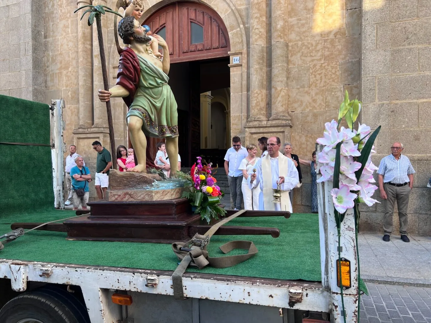 Guijuelo celebra San Cristóbal con el tradicional desfile de vehículos y música