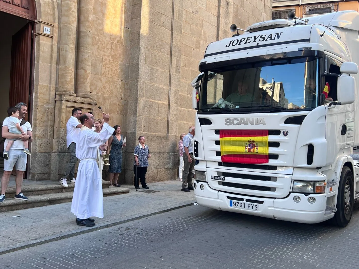 Guijuelo celebra San Cristóbal con el tradicional desfile de vehículos y música