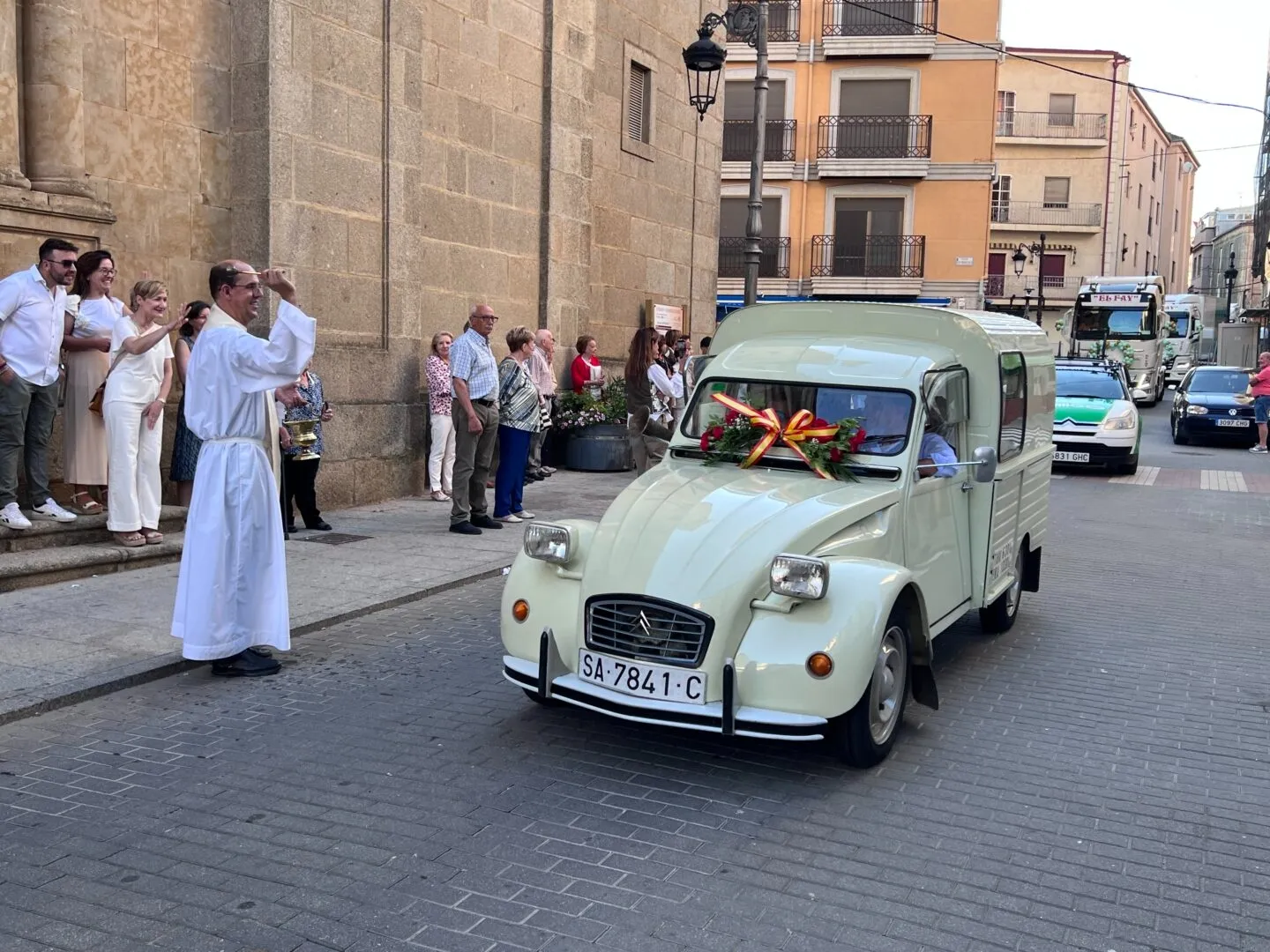 Guijuelo celebra San Cristóbal con el tradicional desfile de vehículos y música