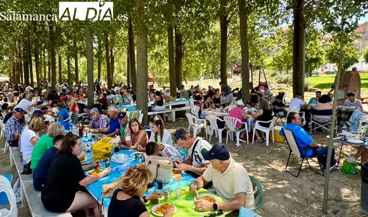 Santiago de la Puebla entrega los más de 1.400 euros recaudados en la paella de las fiestas a la asociación Piel de Mariposa