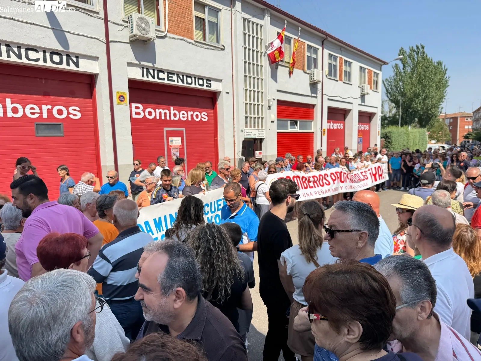 Foto 4 - Clamor en la calle por la llegada de bomberos profesionales a Pe&ntilde;aranda