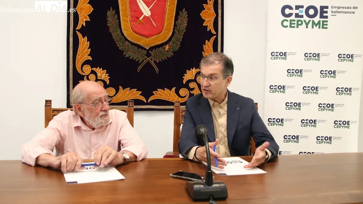 Momento de la firma del convenio entre el alcalde de Vitigudino, Javier Muñiz, y el vicepresidente de la CEOE-CEPYME, Manuel Prieto / CORRAL