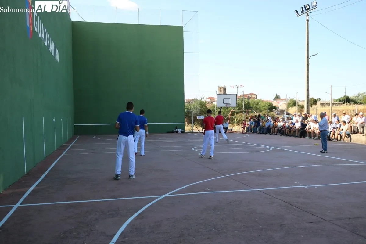 Partido trepidante de pelota a mano el vivido este domingo en Guadramiro / CORRAL