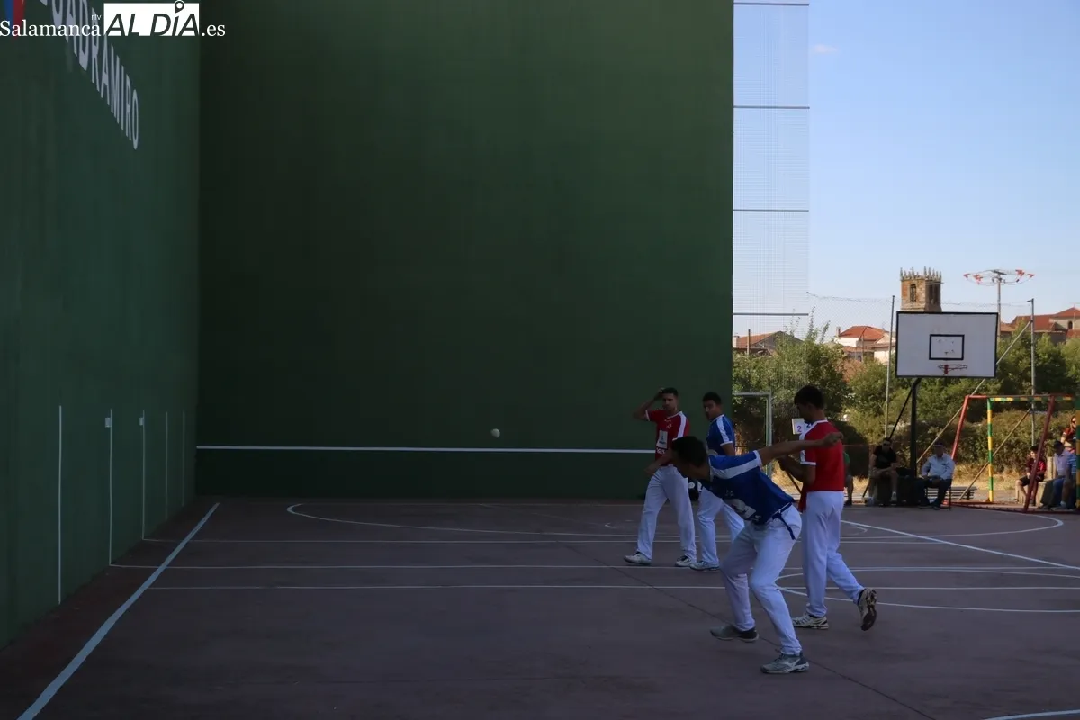 Partido trepidante de pelota a mano el vivido este domingo en Guadramiro / CORRAL