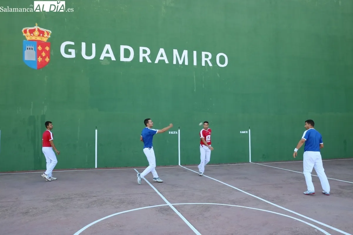 Partido trepidante de pelota a mano el vivido este domingo en Guadramiro / CORRAL
