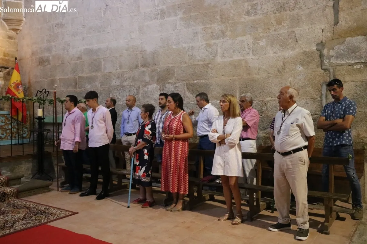 Jorge Borrego Chico recibió la vara de mayordomo de San Cristóbal de manos de su hermano Álvaro / CORRAL