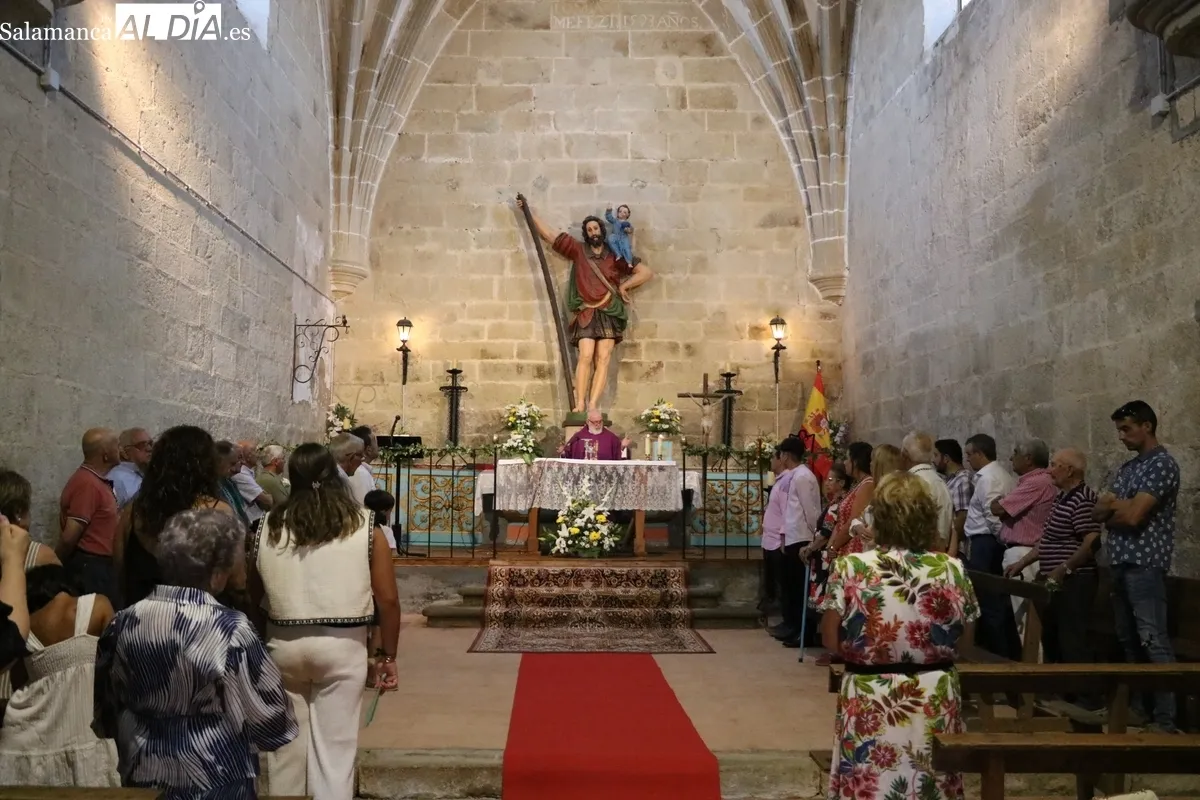 Jorge Borrego Chico recibió la vara de mayordomo de San Cristóbal de manos de su hermano Álvaro / CORRAL