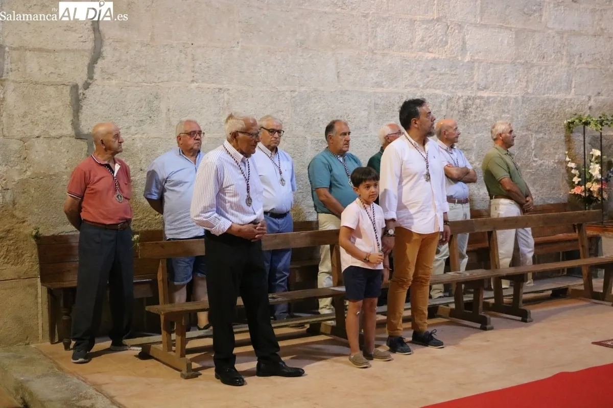 Jorge Borrego Chico recibió la vara de mayordomo de San Cristóbal de manos de su hermano Álvaro / CORRAL