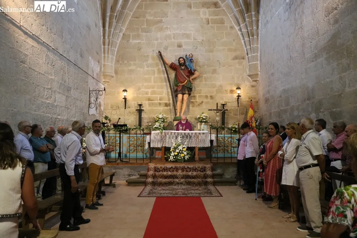 Jorge Borrego Chico recibió la vara de mayordomo de San Cristóbal de manos de su hermano Álvaro / CORRAL