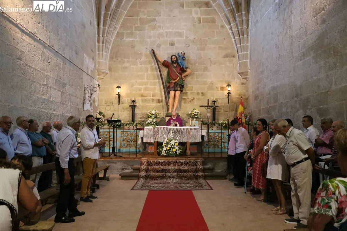 Jorge Borrego Chico recibió la vara de mayordomo de San Cristóbal de manos de su hermano Álvaro / CORRAL