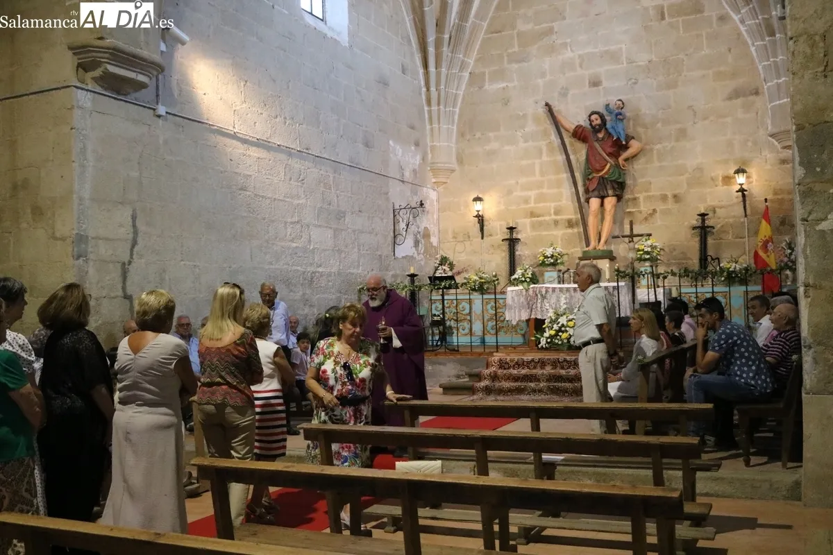 Jorge Borrego Chico recibió la vara de mayordomo de San Cristóbal de manos de su hermano Álvaro / CORRAL