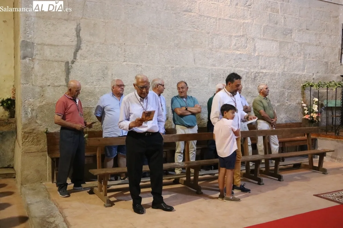 Jorge Borrego Chico recibió la vara de mayordomo de San Cristóbal de manos de su hermano Álvaro / CORRAL