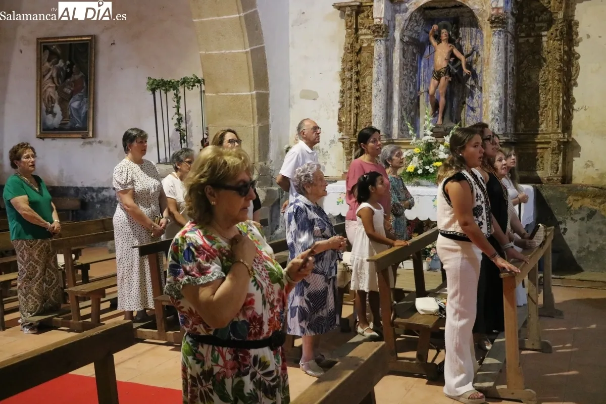 Jorge Borrego Chico recibió la vara de mayordomo de San Cristóbal de manos de su hermano Álvaro / CORRAL