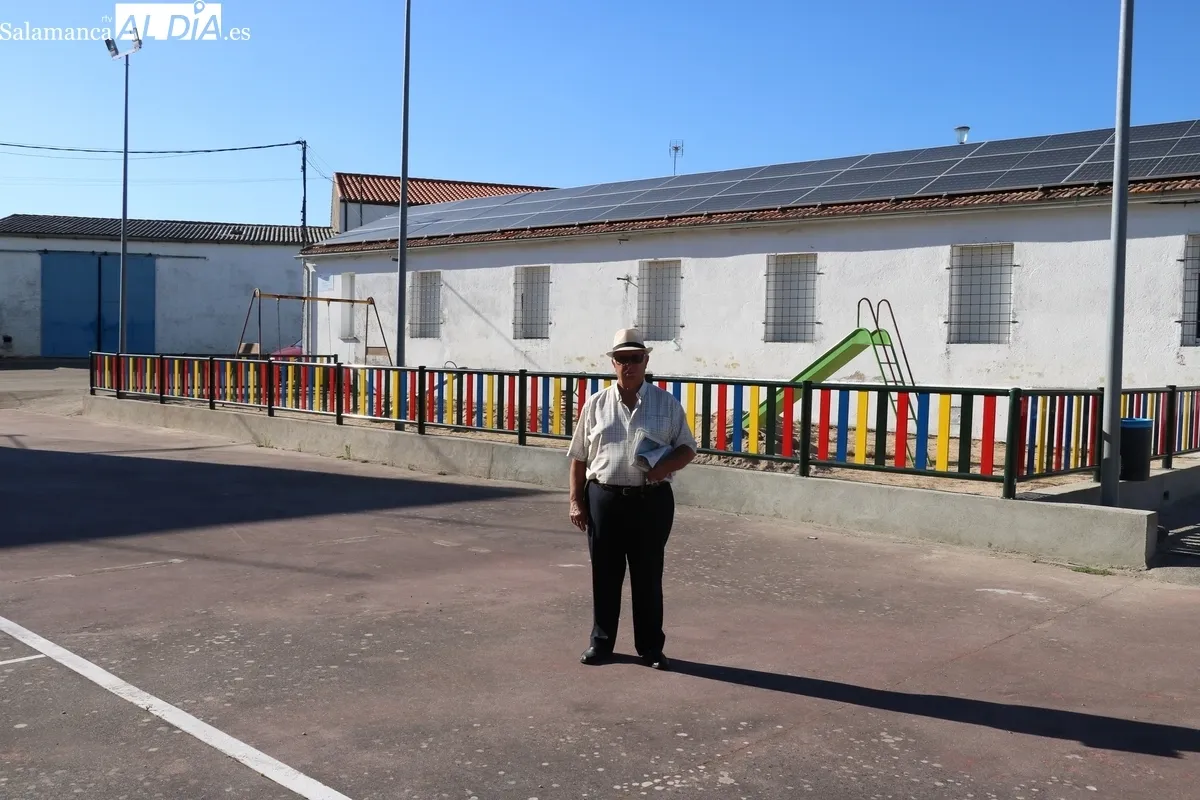 Francisco Martín, alcalde de Villasbuenas, junto a algunas de las actuaciones realizadas recientemente / CORRAL