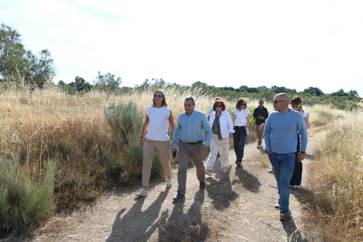 El director técnico del ITACyL, Rafael Sáez, visitaba este jueves la viña experimental de Las Bozas en Villarino de los Aires / CORRAL