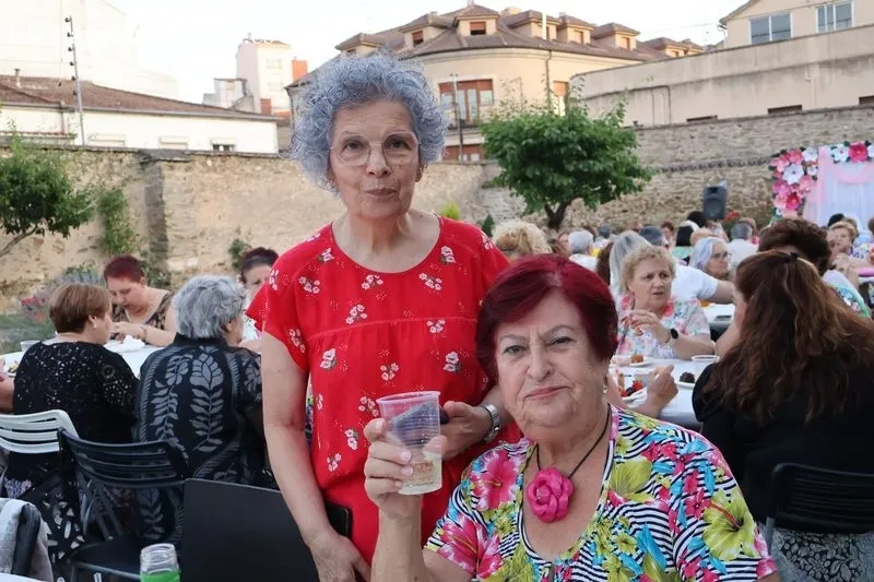 Foto 18 - La Asociaci&oacute;n de Mujeres Albenses celebra su Fiesta del Verano con una velada floral y musical