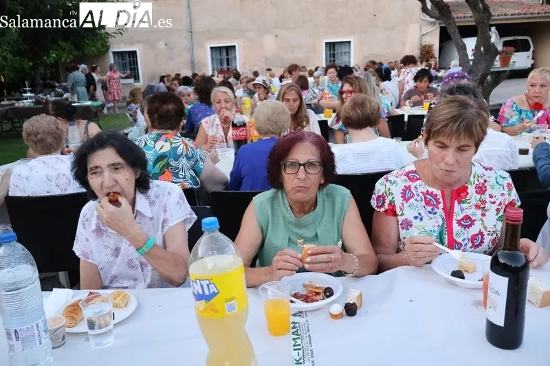 Foto 16 - La Asociaci&oacute;n de Mujeres Albenses celebra su Fiesta del Verano con una velada floral y musical