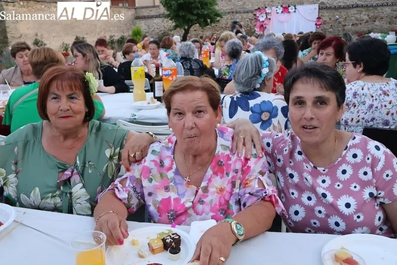 Foto 15 - La Asociaci&oacute;n de Mujeres Albenses celebra su Fiesta del Verano con una velada floral y musical