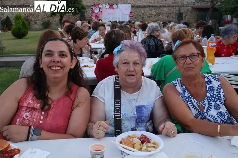 Foto 14 - La Asociaci&oacute;n de Mujeres Albenses celebra su Fiesta del Verano con una velada floral y musical