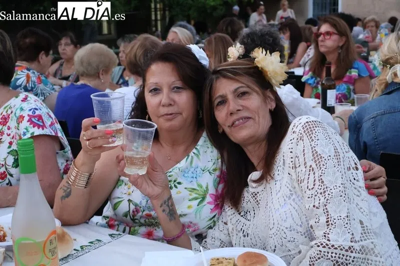 Foto 13 - La Asociaci&oacute;n de Mujeres Albenses celebra su Fiesta del Verano con una velada floral y musical