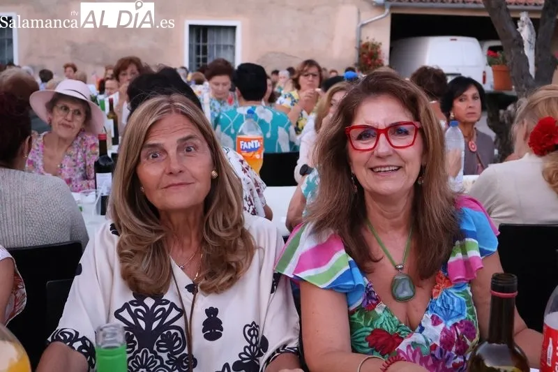 Foto 11 - La Asociaci&oacute;n de Mujeres Albenses celebra su Fiesta del Verano con una velada floral y musical