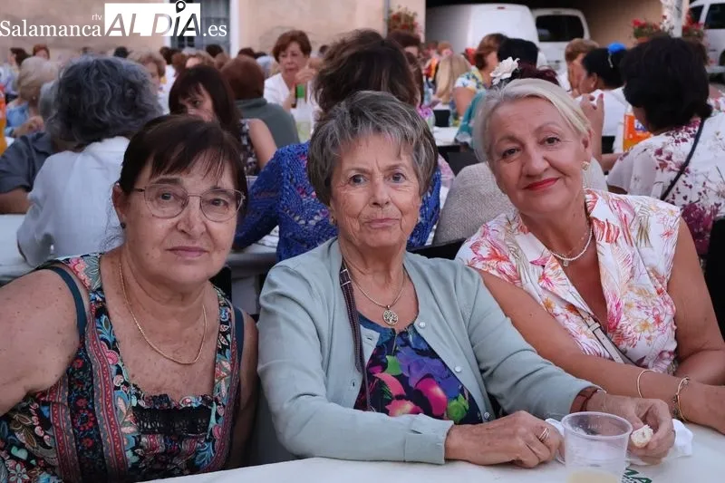 Foto 10 - La Asociaci&oacute;n de Mujeres Albenses celebra su Fiesta del Verano con una velada floral y musical