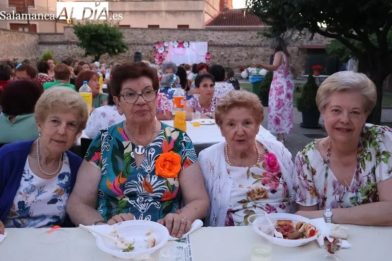 Foto 9 - La Asociaci&oacute;n de Mujeres Albenses celebra su Fiesta del Verano con una velada floral y musical