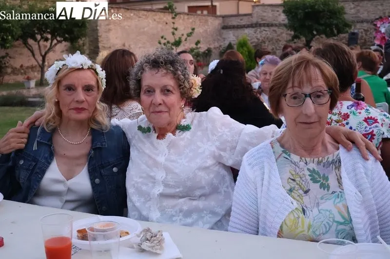 Foto 8 - La Asociaci&oacute;n de Mujeres Albenses celebra su Fiesta del Verano con una velada floral y musical