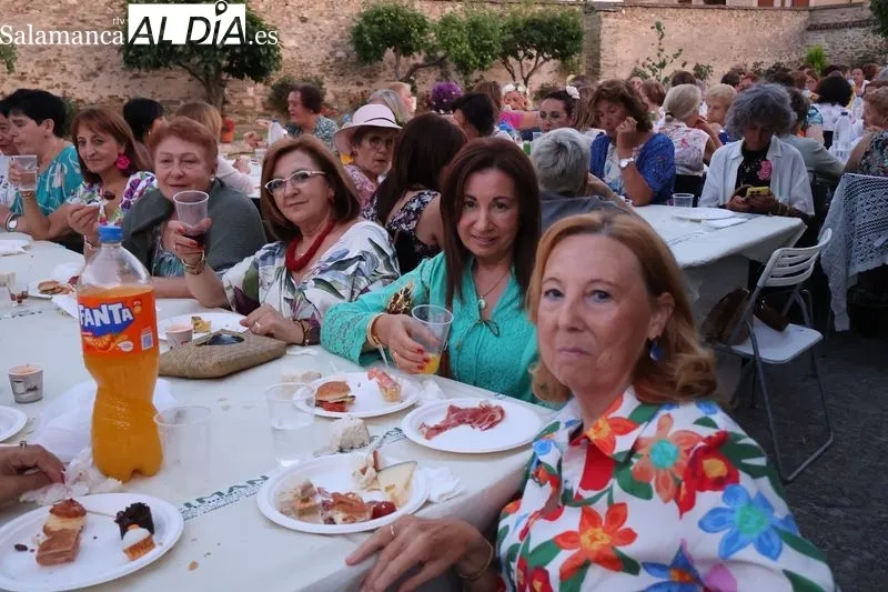 Foto 7 - La Asociaci&oacute;n de Mujeres Albenses celebra su Fiesta del Verano con una velada floral y musical