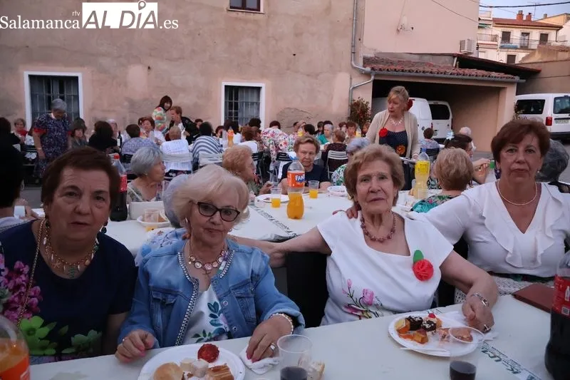 Foto 6 - La Asociaci&oacute;n de Mujeres Albenses celebra su Fiesta del Verano con una velada floral y musical