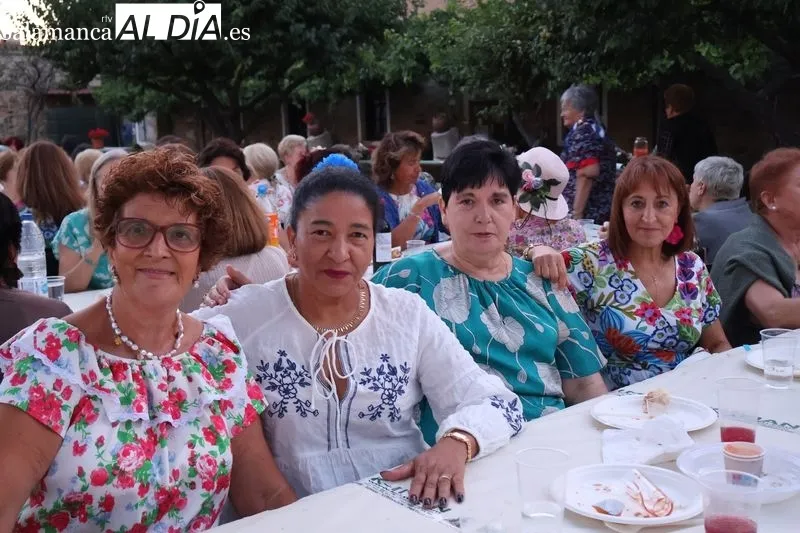 Foto 5 - La Asociaci&oacute;n de Mujeres Albenses celebra su Fiesta del Verano con una velada floral y musical