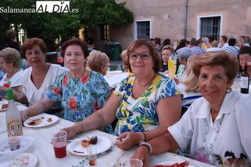 Foto 4 - La Asociaci&oacute;n de Mujeres Albenses celebra su Fiesta del Verano con una velada floral y musical