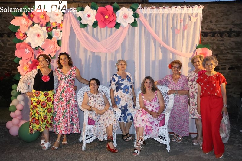 La Asociación de Mujeres Albenses celebra su Fiesta del Verano con una velada floral y musical