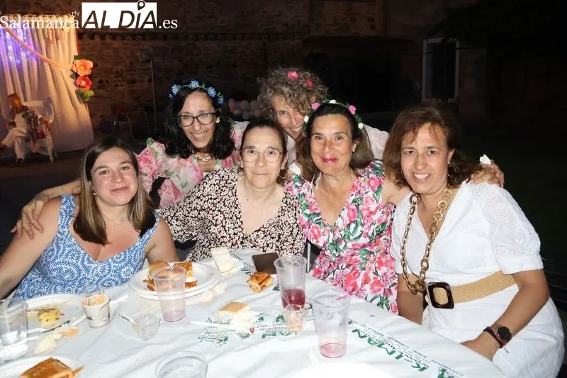 Foto 3 - La Asociaci&oacute;n de Mujeres Albenses celebra su Fiesta del Verano con una velada floral y musical