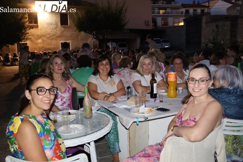 Foto 2 - La Asociaci&oacute;n de Mujeres Albenses celebra su Fiesta del Verano con una velada floral y musical