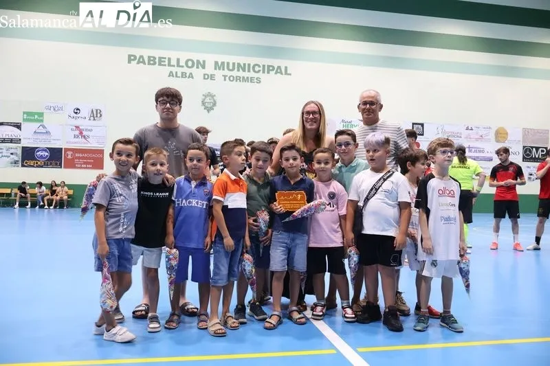 Foto 11 - &ldquo;Los amigos del Tuercas&rdquo; se imponen en la final senior y cierran el Torneo de Verano de f&uacute;tbol sala 2025