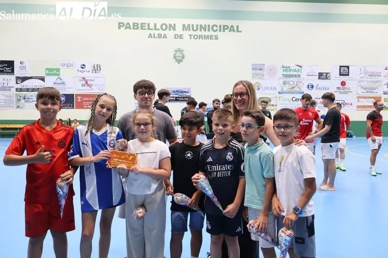 Foto 10 - &ldquo;Los amigos del Tuercas&rdquo; se imponen en la final senior y cierran el Torneo de Verano de f&uacute;tbol sala 2025