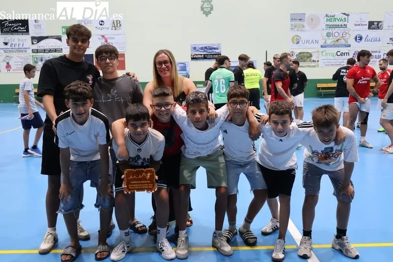 Foto 8 - &ldquo;Los amigos del Tuercas&rdquo; se imponen en la final senior y cierran el Torneo de Verano de f&uacute;tbol sala 2025