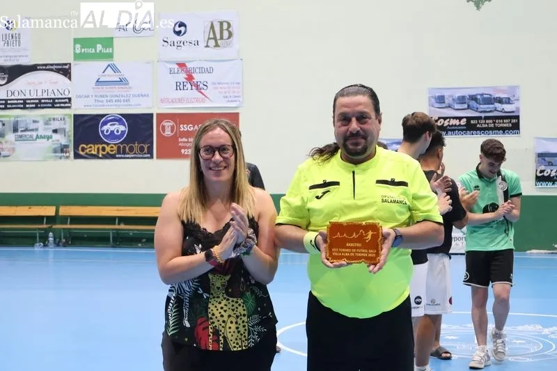 Foto 7 - &ldquo;Los amigos del Tuercas&rdquo; se imponen en la final senior y cierran el Torneo de Verano de f&uacute;tbol sala 2025